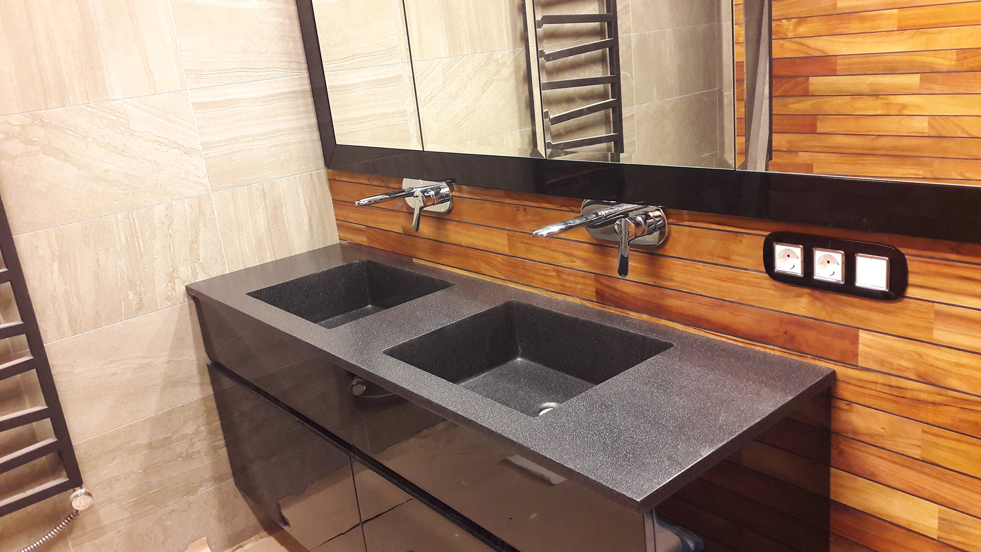 Akmens masės kriauklės vonioje