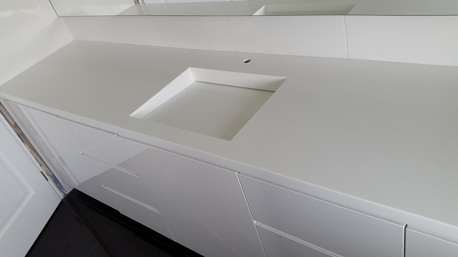 Akmens masės kriauklės virtuvėje